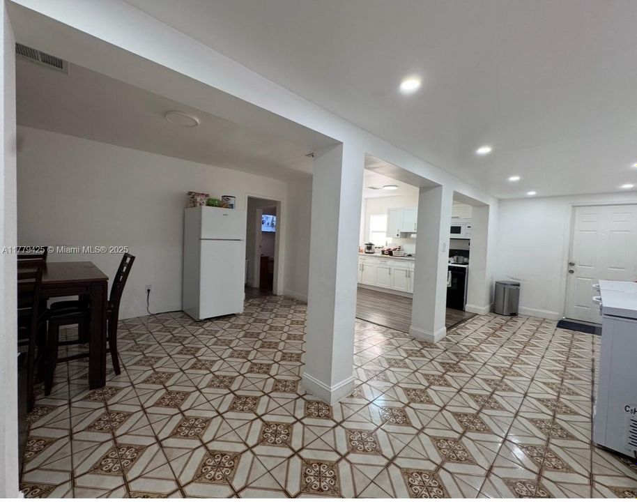 Recently Sold: $694,500 (5 beds, 3 baths, 2365 Square Feet)