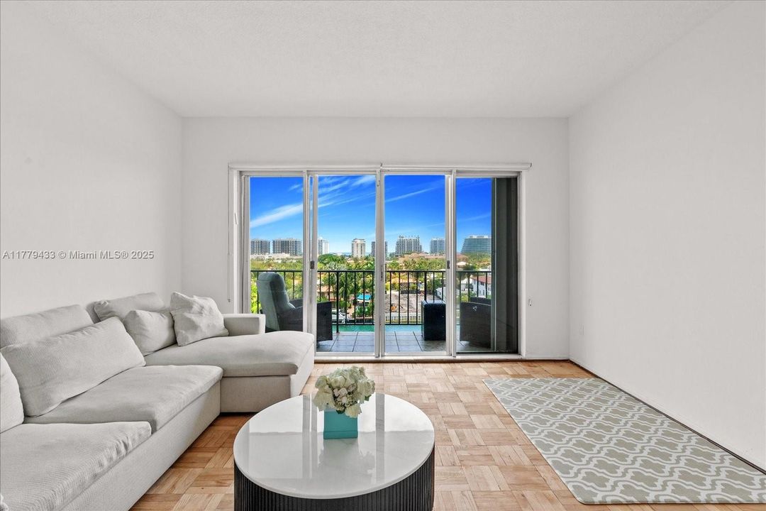 На продажу: $749,000 (2 спален, 2 ванн, 0 Квадратных фут)