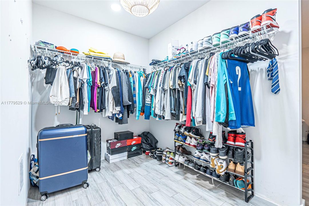 Rare Full Size Master Bedroom Walkin Closet