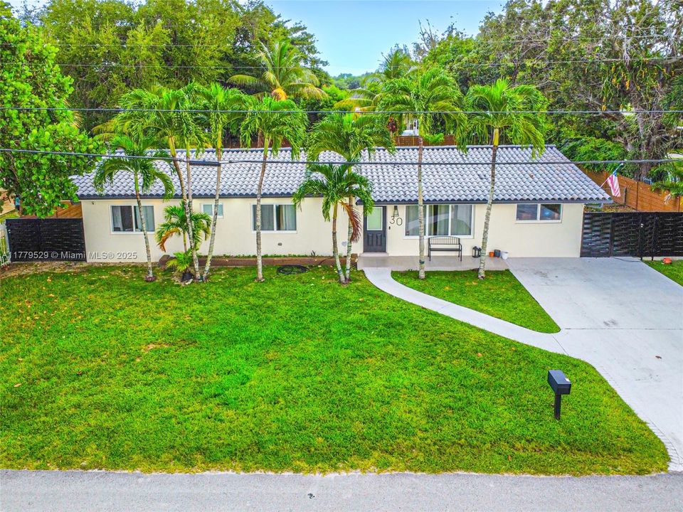 Activo con contrato: $799,900 (3 camas, 3 baños, 1820 Pies cuadrados)