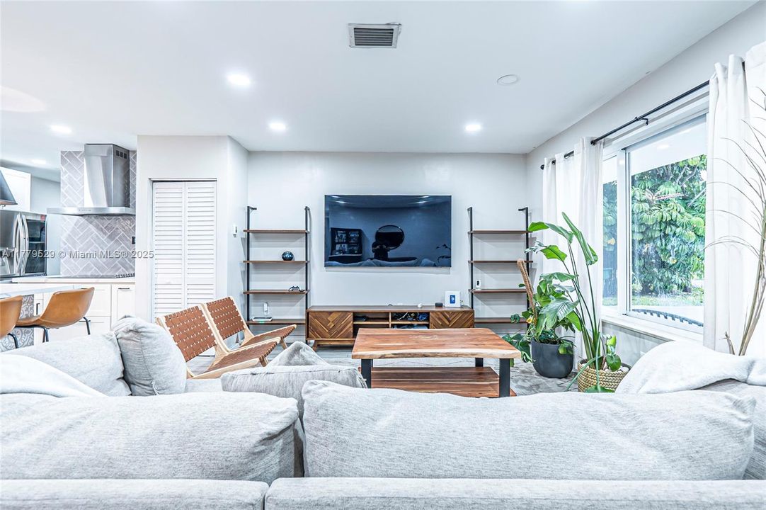 Activo con contrato: $799,900 (3 camas, 3 baños, 1820 Pies cuadrados)