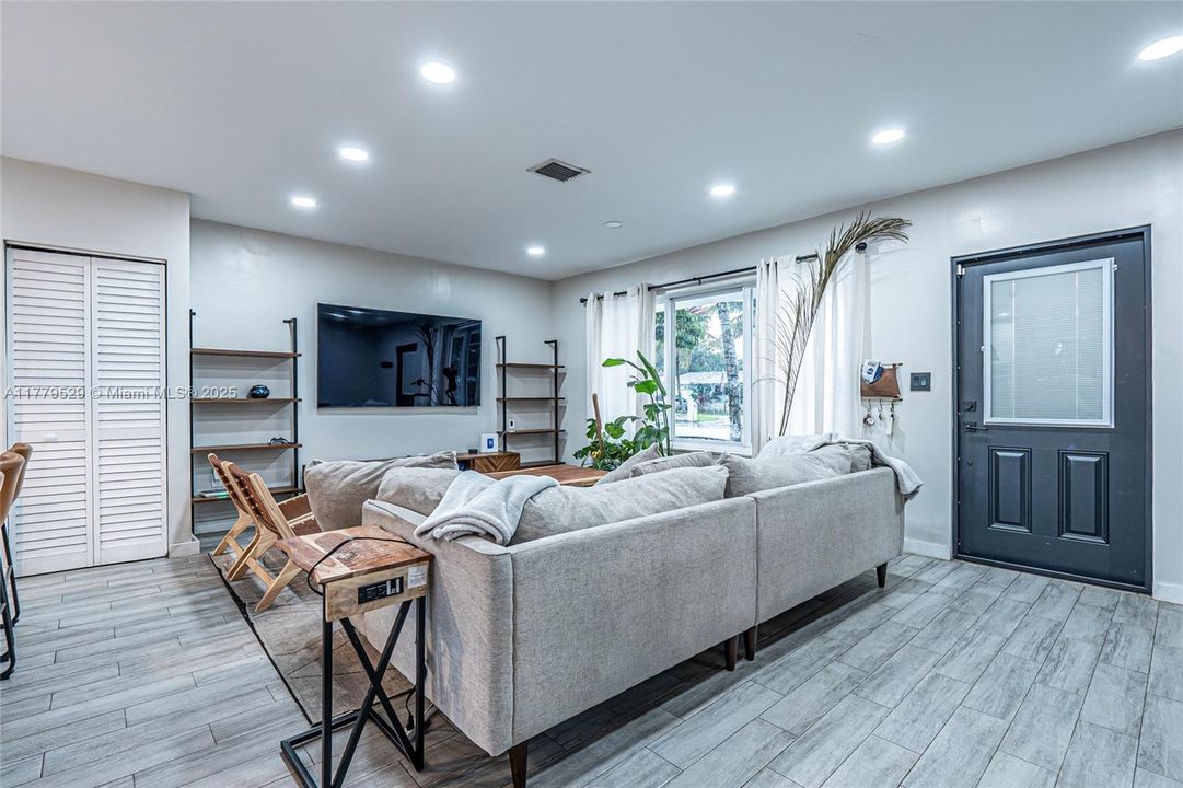 Activo con contrato: $799,900 (3 camas, 3 baños, 1820 Pies cuadrados)