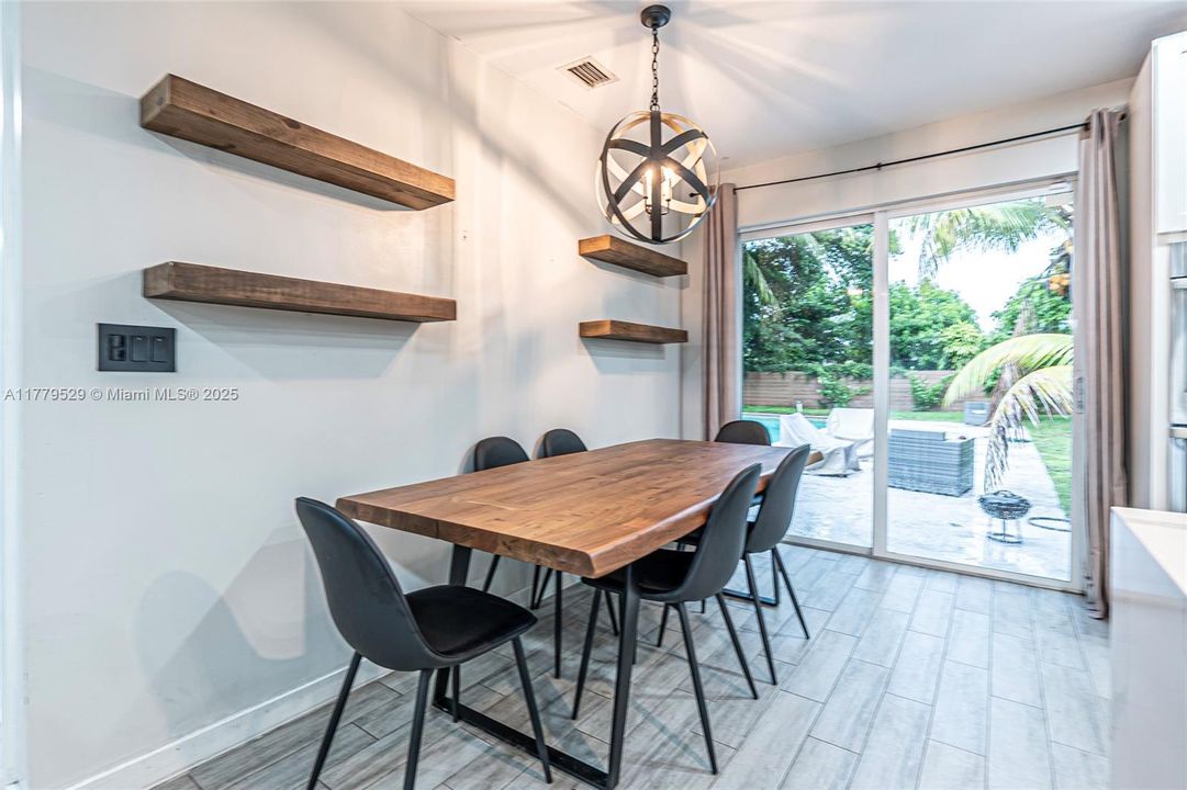 Activo con contrato: $799,900 (3 camas, 3 baños, 1820 Pies cuadrados)