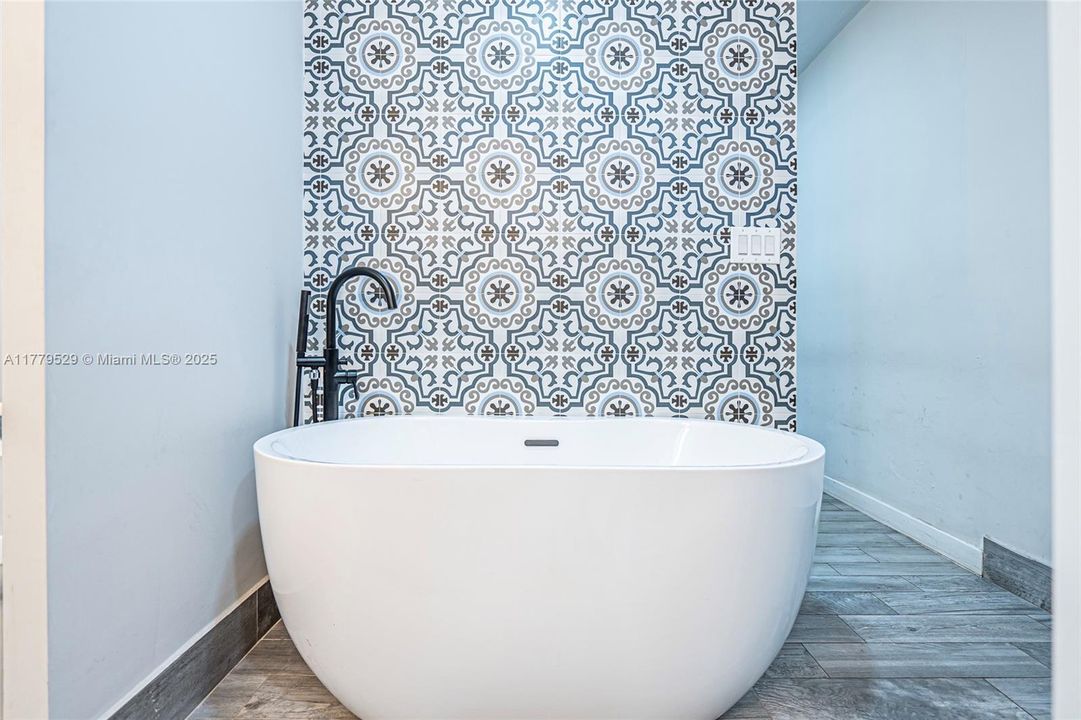 Rare Full Size Master Bedroom Walkin Closet