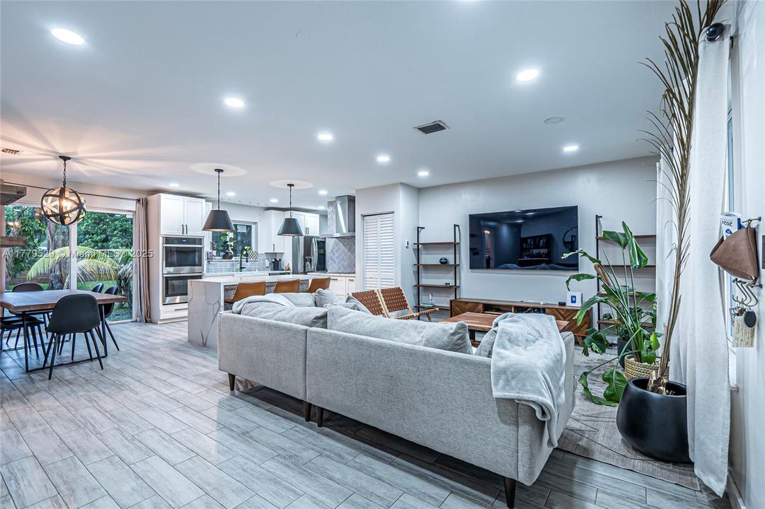 Activo con contrato: $799,900 (3 camas, 3 baños, 1820 Pies cuadrados)