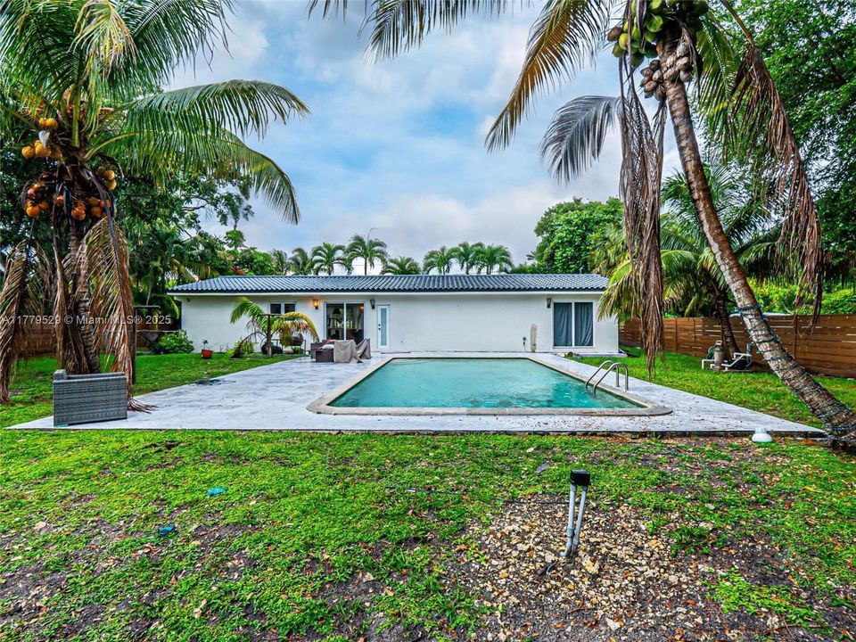 Activo con contrato: $799,900 (3 camas, 3 baños, 1820 Pies cuadrados)