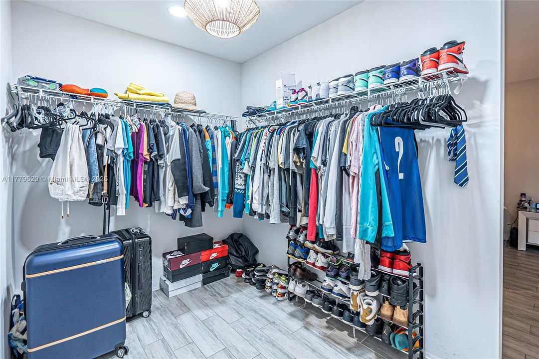 Rare Full Size Master Bedroom Walkin Closet