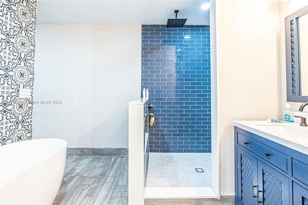 Fullsize Master Bathroom