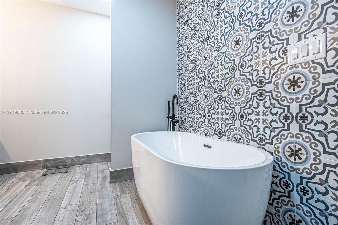 Rare Master bathroom Tub