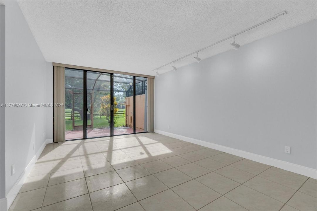 Недавно продано: $440,000 (3 спален, 2 ванн, 1323 Квадратных фут)