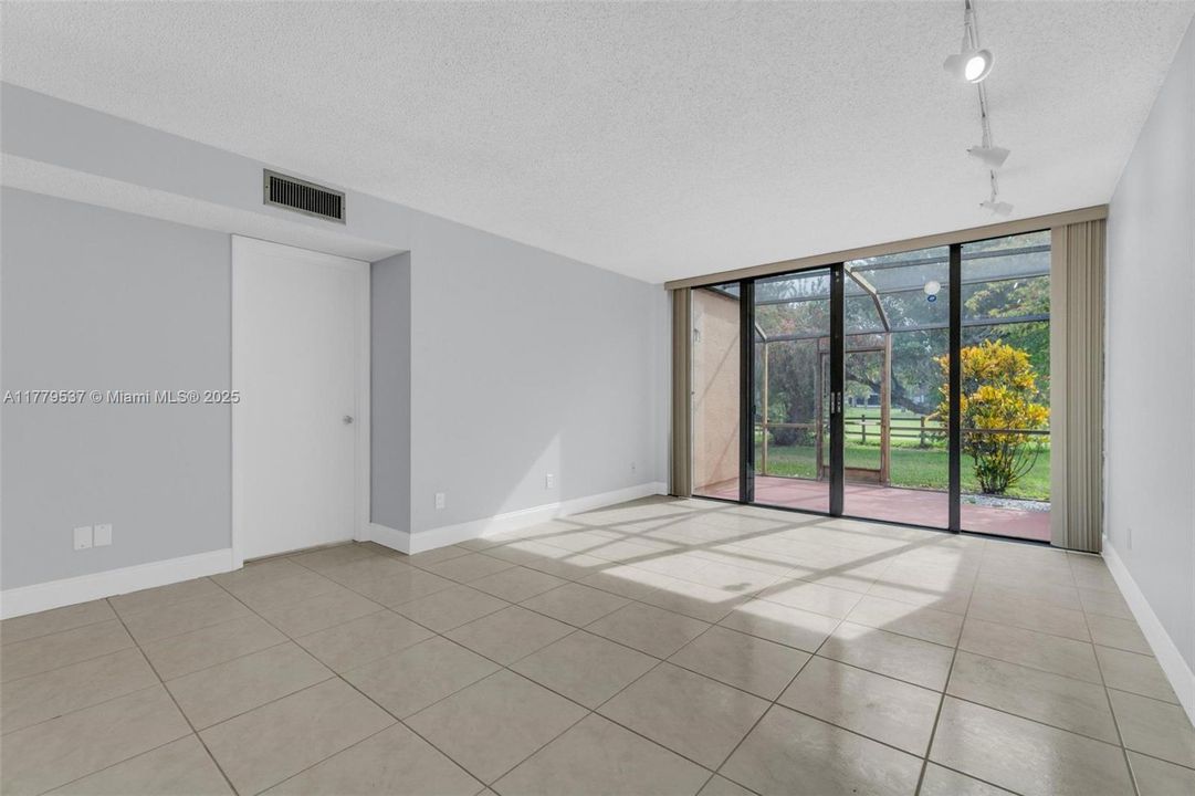 Недавно продано: $440,000 (3 спален, 2 ванн, 1323 Квадратных фут)