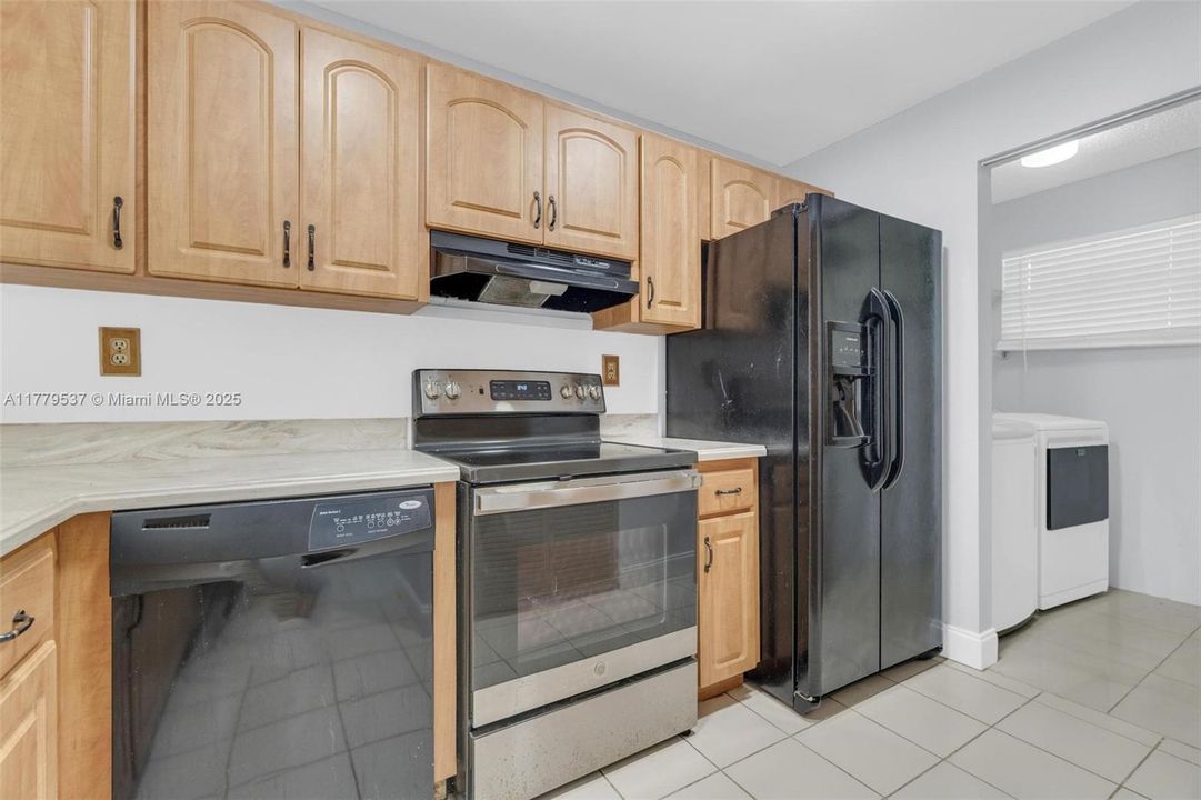 Недавно продано: $440,000 (3 спален, 2 ванн, 1323 Квадратных фут)