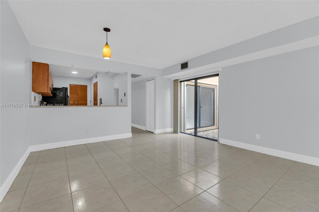 Недавно продано: $440,000 (3 спален, 2 ванн, 1323 Квадратных фут)