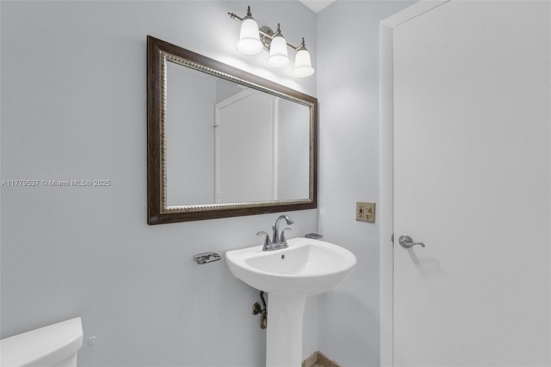 Недавно продано: $440,000 (3 спален, 2 ванн, 1323 Квадратных фут)