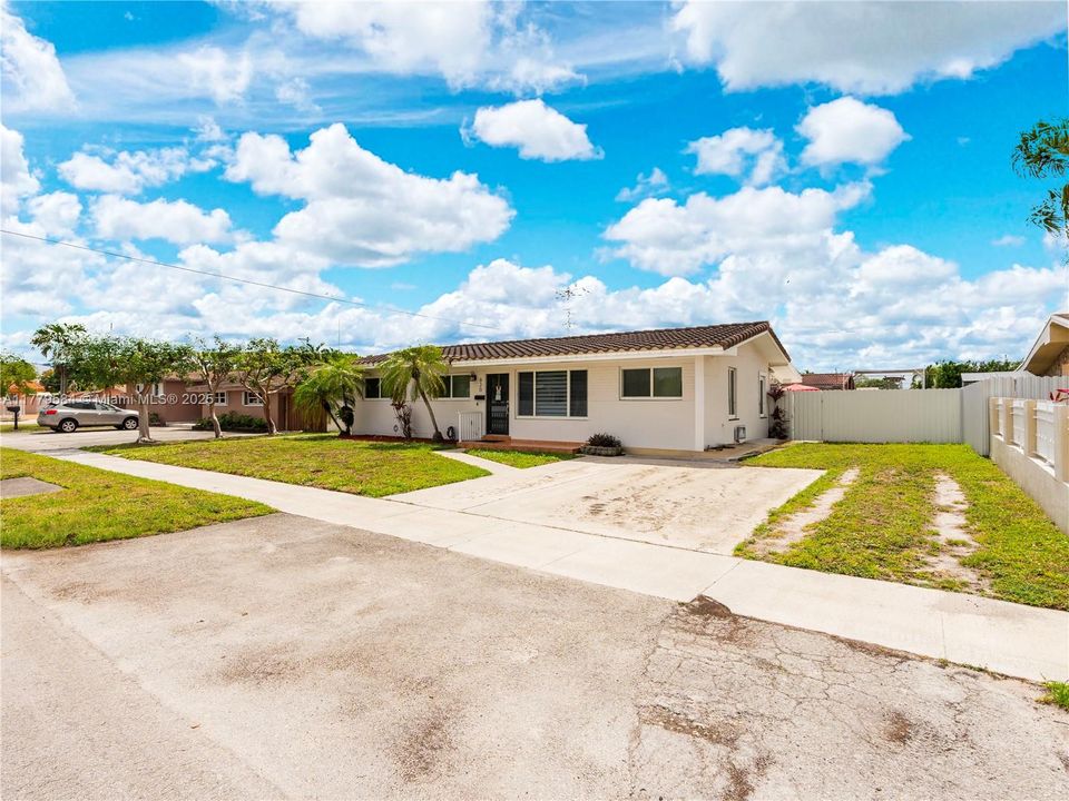 Recently Sold: $695,000 (4 beds, 2 baths, 1516 Square Feet)