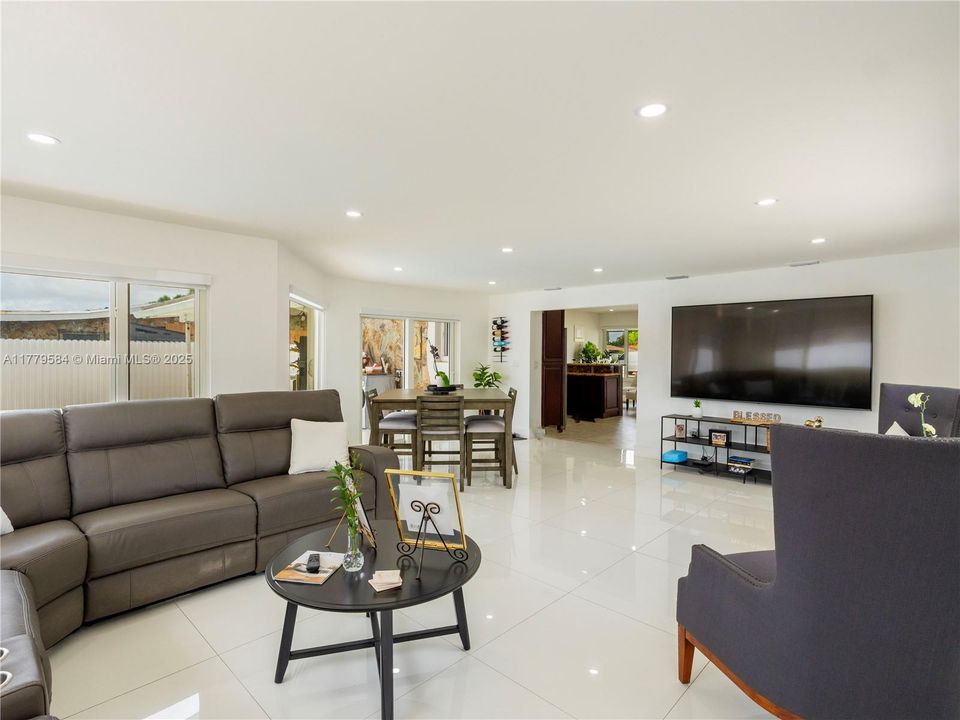 Recently Sold: $695,000 (4 beds, 2 baths, 1516 Square Feet)