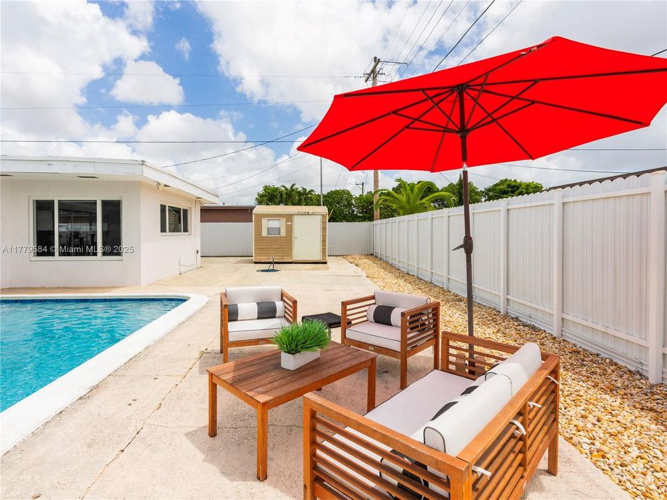 Recently Sold: $695,000 (4 beds, 2 baths, 1516 Square Feet)