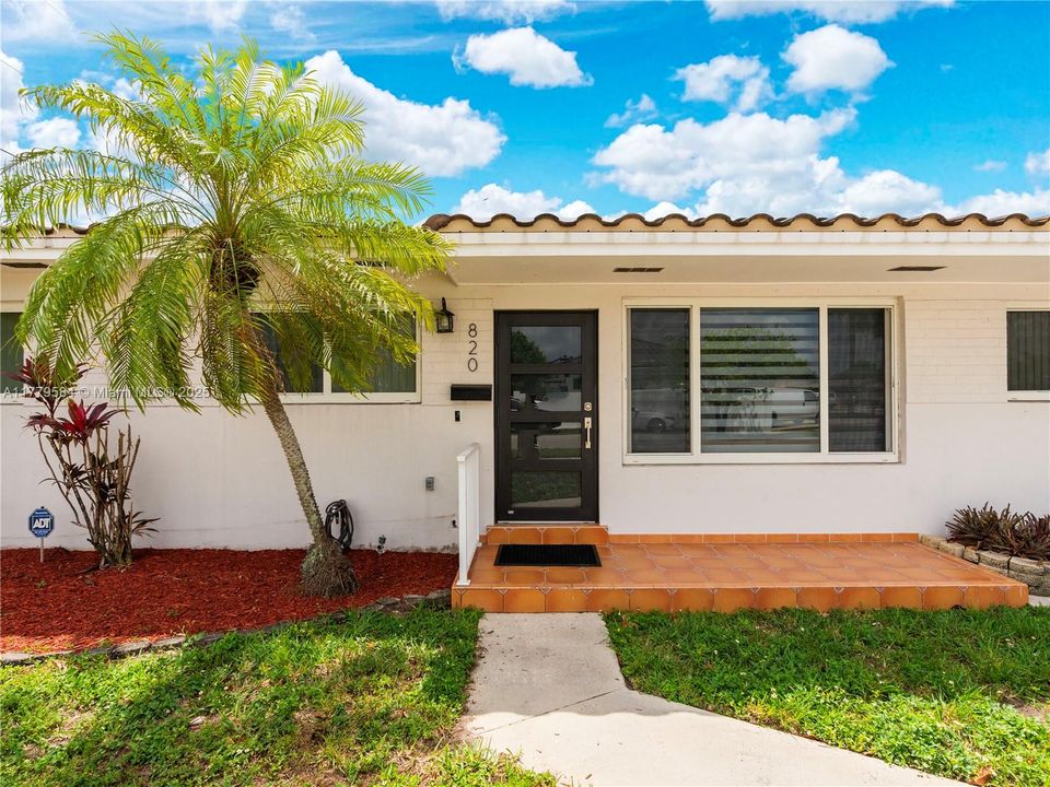 Recently Sold: $695,000 (4 beds, 2 baths, 1516 Square Feet)