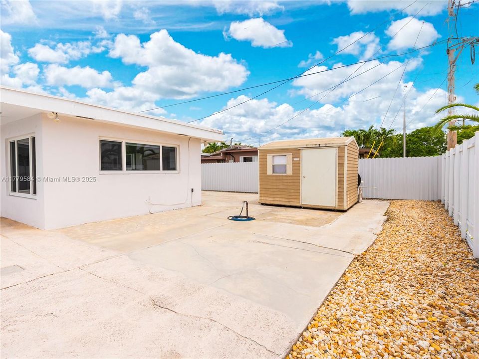 Recently Sold: $695,000 (4 beds, 2 baths, 1516 Square Feet)