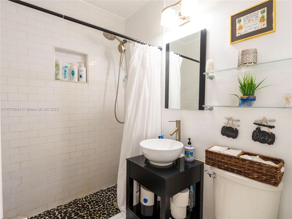 Recently Sold: $695,000 (4 beds, 2 baths, 1516 Square Feet)