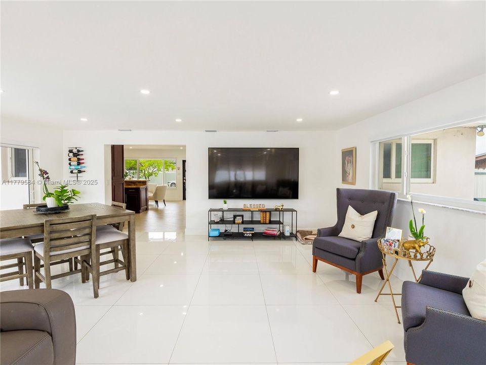 Recently Sold: $695,000 (4 beds, 2 baths, 1516 Square Feet)