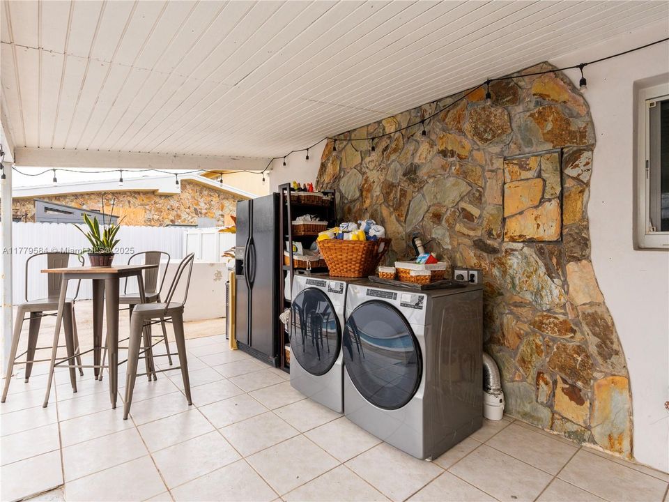 Recently Sold: $695,000 (4 beds, 2 baths, 1516 Square Feet)