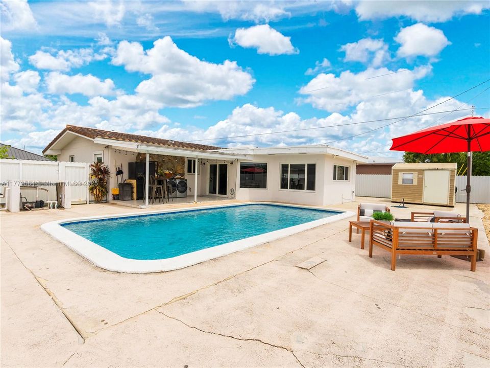 Recently Sold: $695,000 (4 beds, 2 baths, 1516 Square Feet)