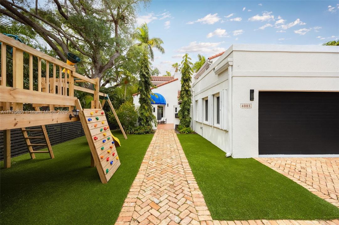 Recently Sold: $2,795,000 (4 beds, 3 baths, 2708 Square Feet)