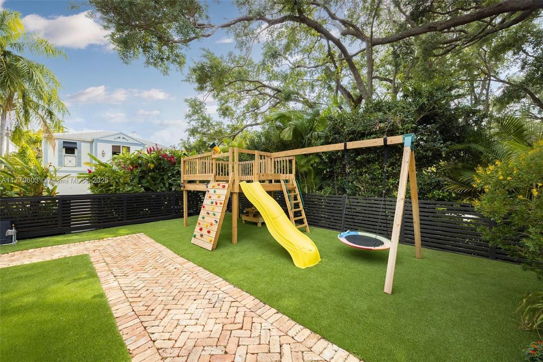 Recently Sold: $2,795,000 (4 beds, 3 baths, 2708 Square Feet)