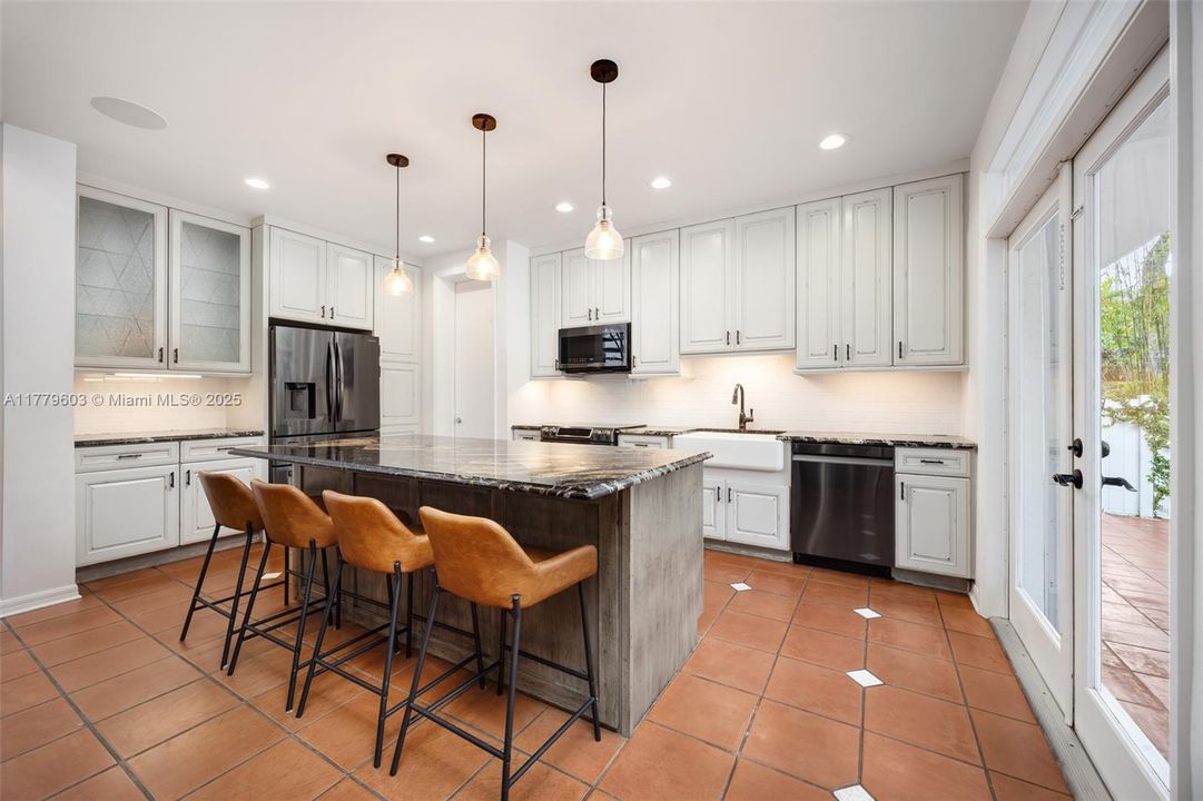 Recently Sold: $2,795,000 (4 beds, 3 baths, 2708 Square Feet)