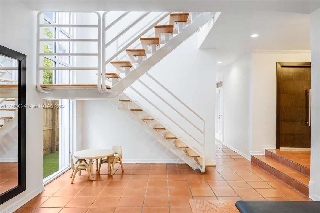 Recently Sold: $2,795,000 (4 beds, 3 baths, 2708 Square Feet)