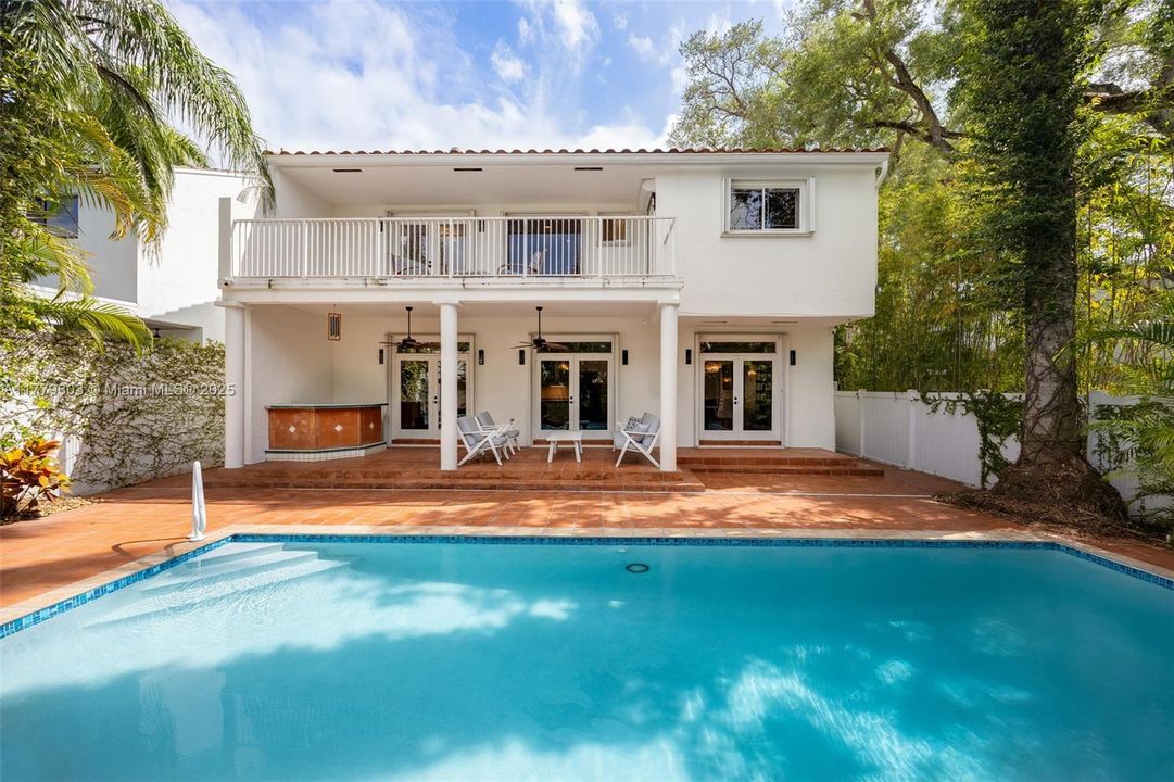 Recently Sold: $2,795,000 (4 beds, 3 baths, 2708 Square Feet)