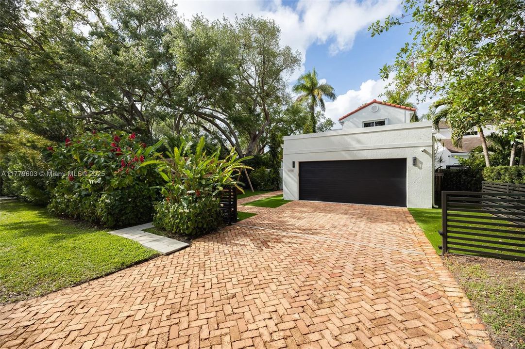 Recently Sold: $2,795,000 (4 beds, 3 baths, 2708 Square Feet)