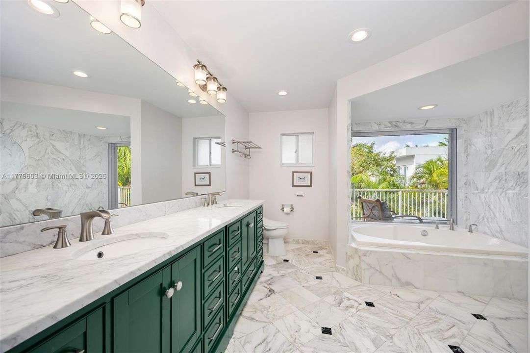 Recently Sold: $2,795,000 (4 beds, 3 baths, 2708 Square Feet)