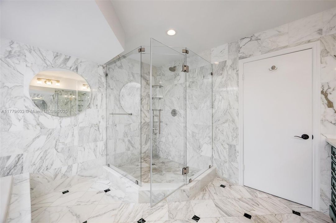 Recently Sold: $2,795,000 (4 beds, 3 baths, 2708 Square Feet)