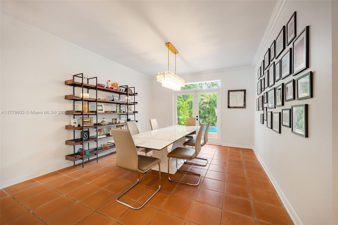 Recently Sold: $2,795,000 (4 beds, 3 baths, 2708 Square Feet)