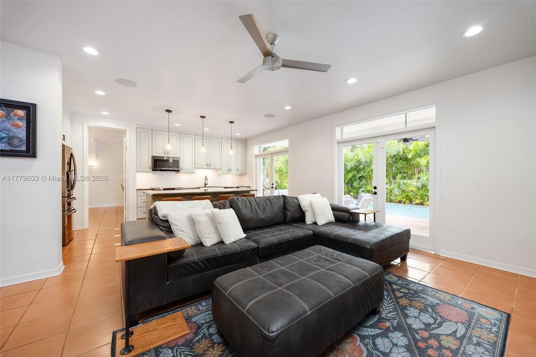 Recently Sold: $2,795,000 (4 beds, 3 baths, 2708 Square Feet)