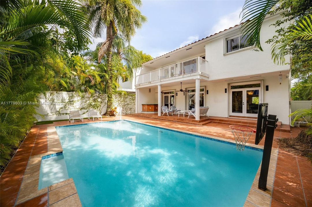 Recently Sold: $2,795,000 (4 beds, 3 baths, 2708 Square Feet)