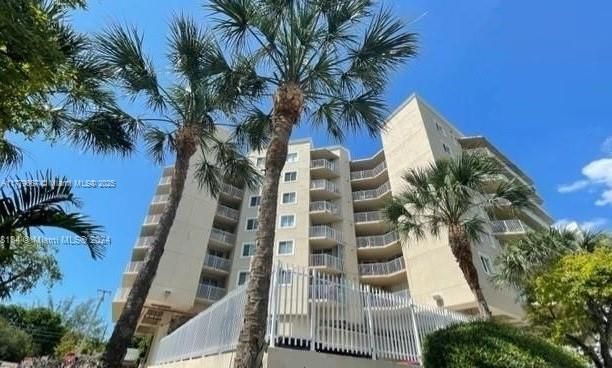 Recently Sold: $285,000 (2 beds, 2 baths, 949 Square Feet)