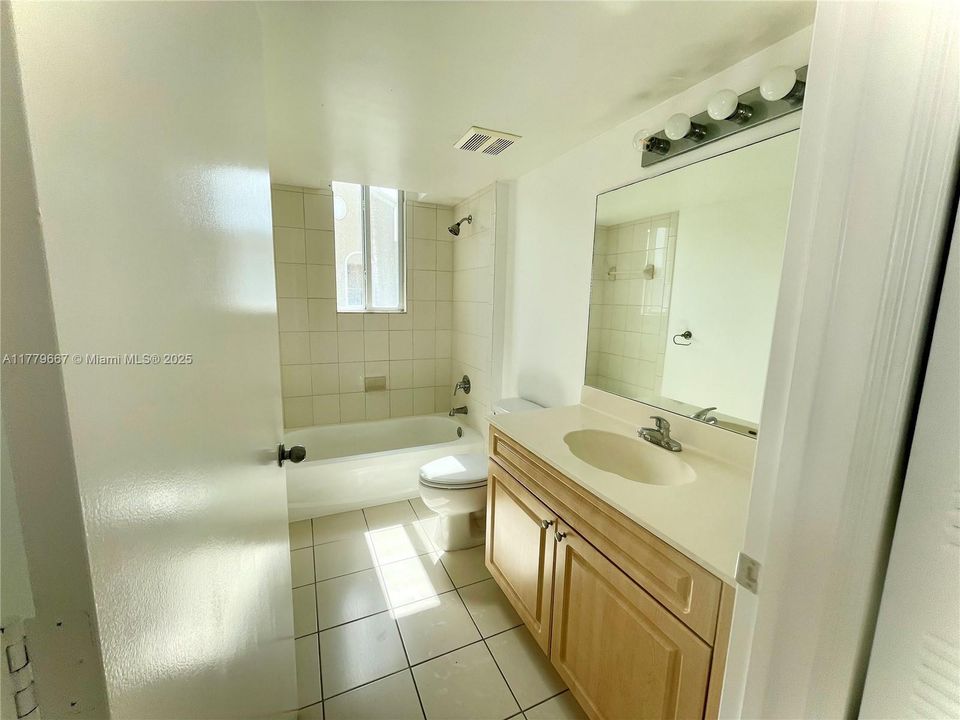 Recently Sold: $285,000 (2 beds, 2 baths, 949 Square Feet)