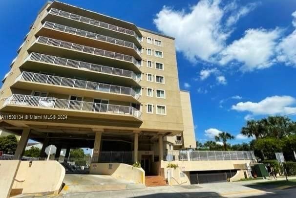 Recently Sold: $285,000 (2 beds, 2 baths, 949 Square Feet)