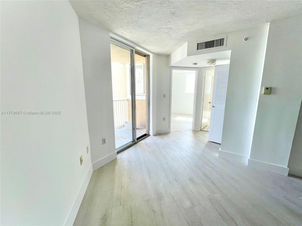 Recently Sold: $285,000 (2 beds, 2 baths, 949 Square Feet)