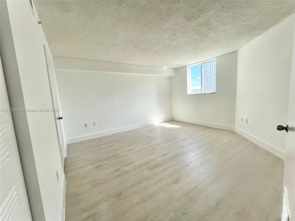Recently Sold: $285,000 (2 beds, 2 baths, 949 Square Feet)