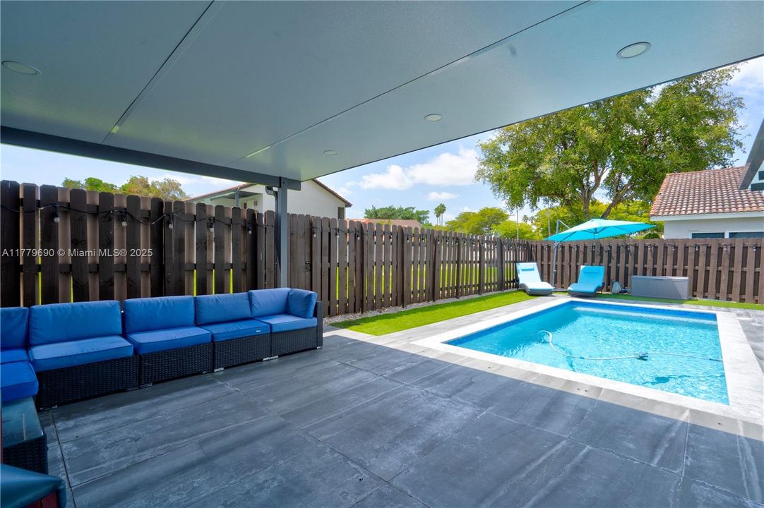 Active With Contract: $654,800 (3 beds, 2 baths, 1679 Square Feet)