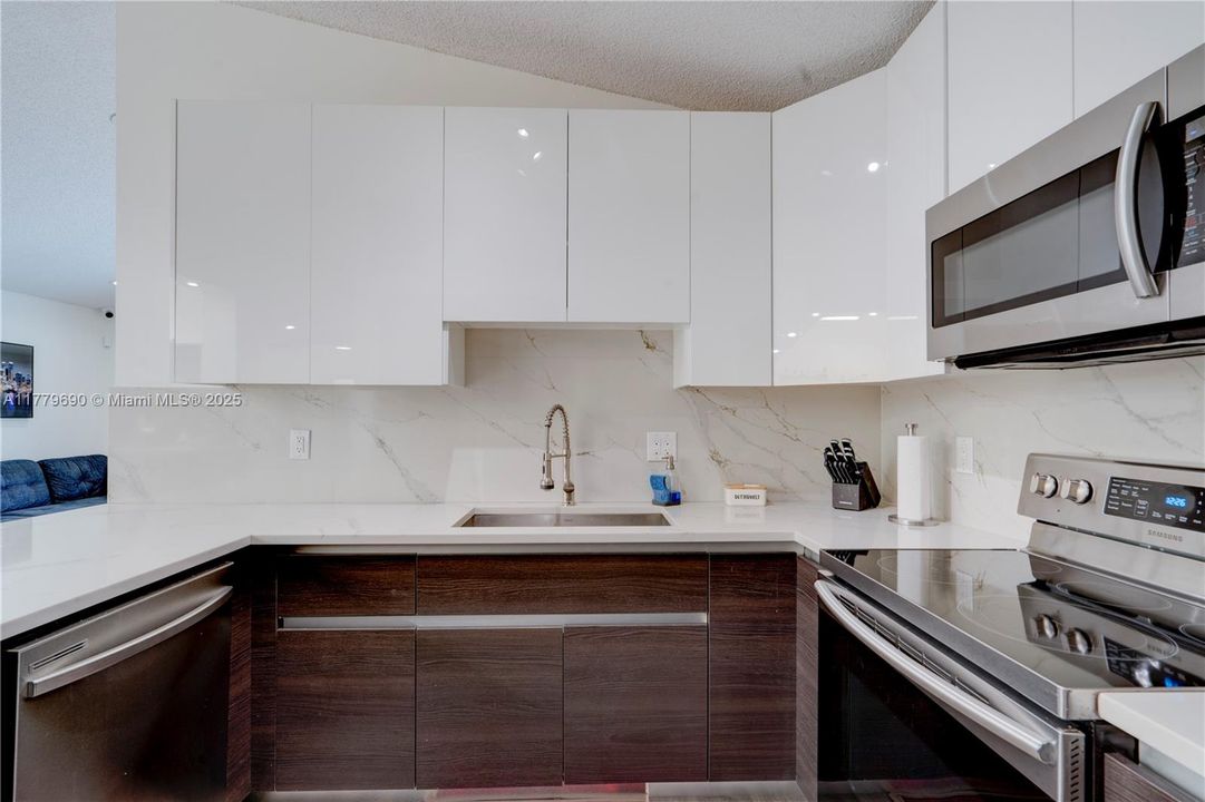 Active With Contract: $654,800 (3 beds, 2 baths, 1679 Square Feet)