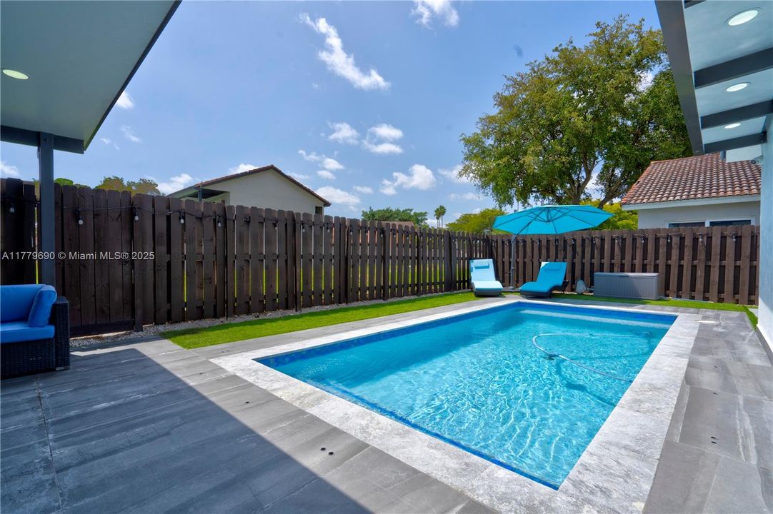 Active With Contract: $654,800 (3 beds, 2 baths, 1679 Square Feet)