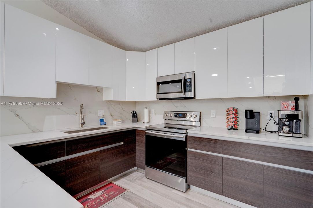 Active With Contract: $654,800 (3 beds, 2 baths, 1679 Square Feet)