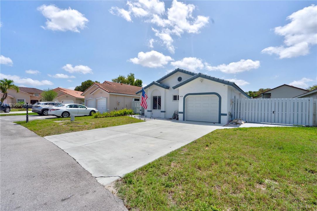 Active With Contract: $654,800 (3 beds, 2 baths, 1679 Square Feet)