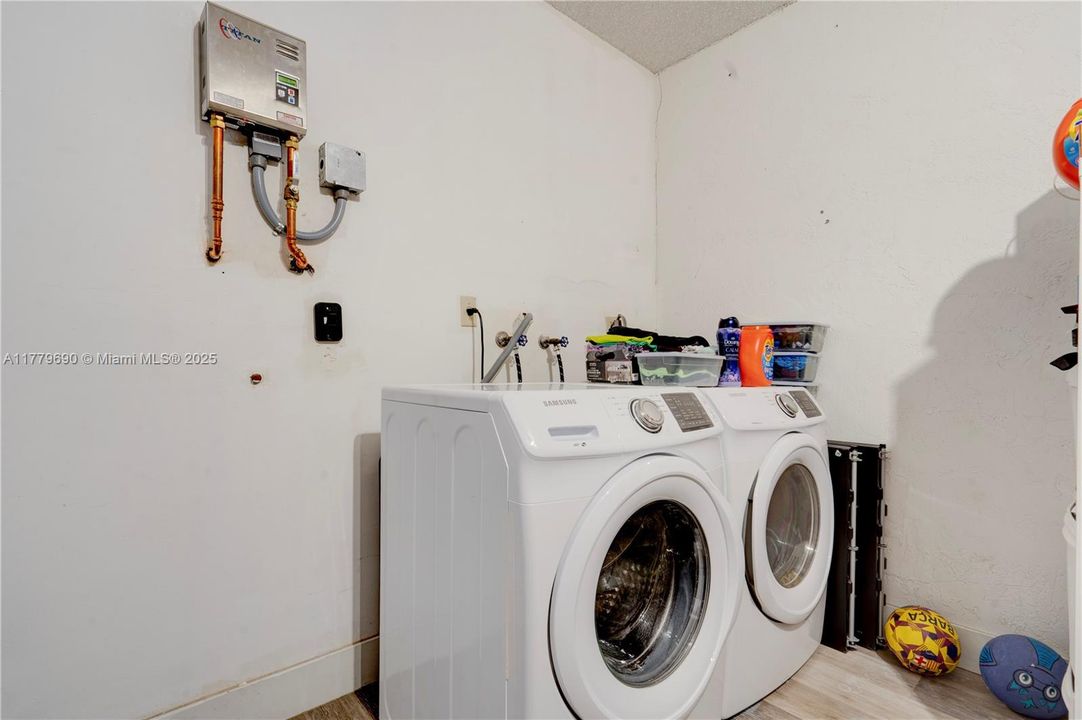 Active With Contract: $654,800 (3 beds, 2 baths, 1679 Square Feet)