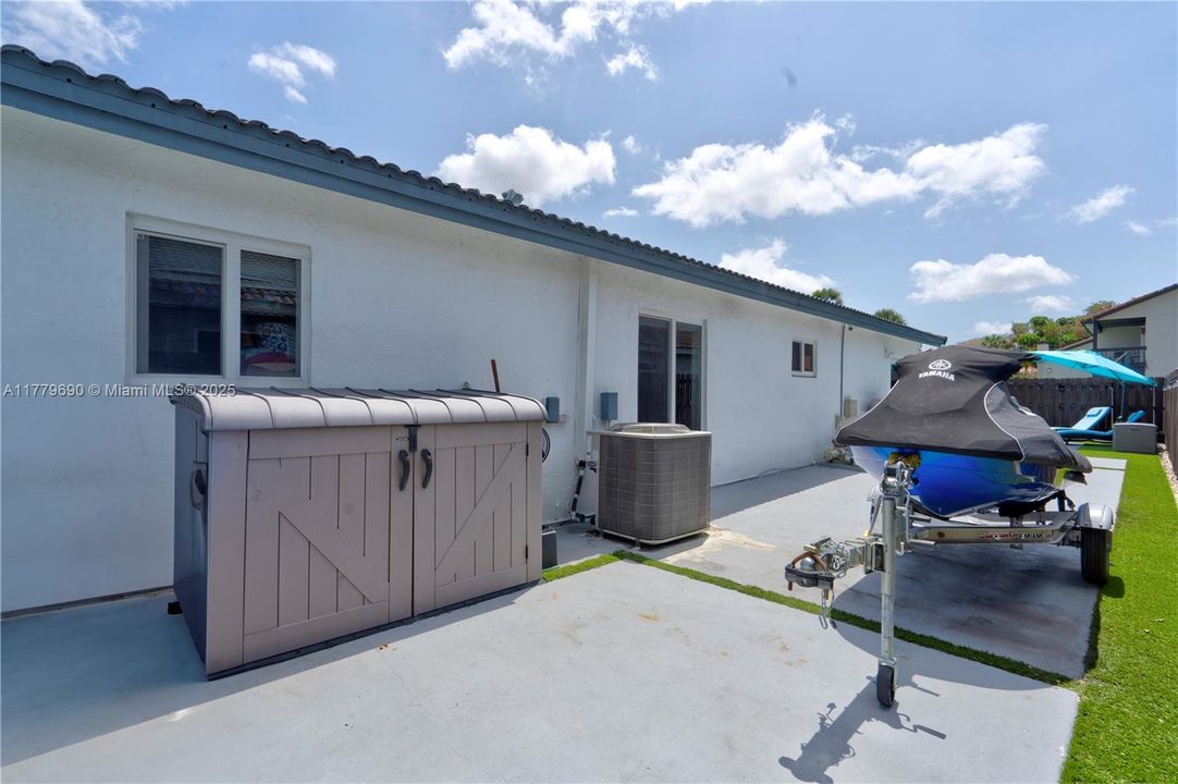 Active With Contract: $654,800 (3 beds, 2 baths, 1679 Square Feet)